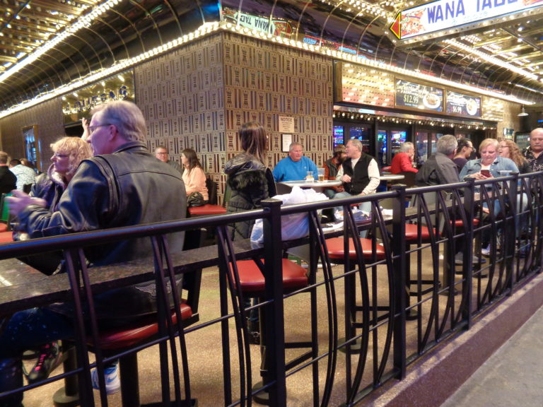 4 queens casino restaurants