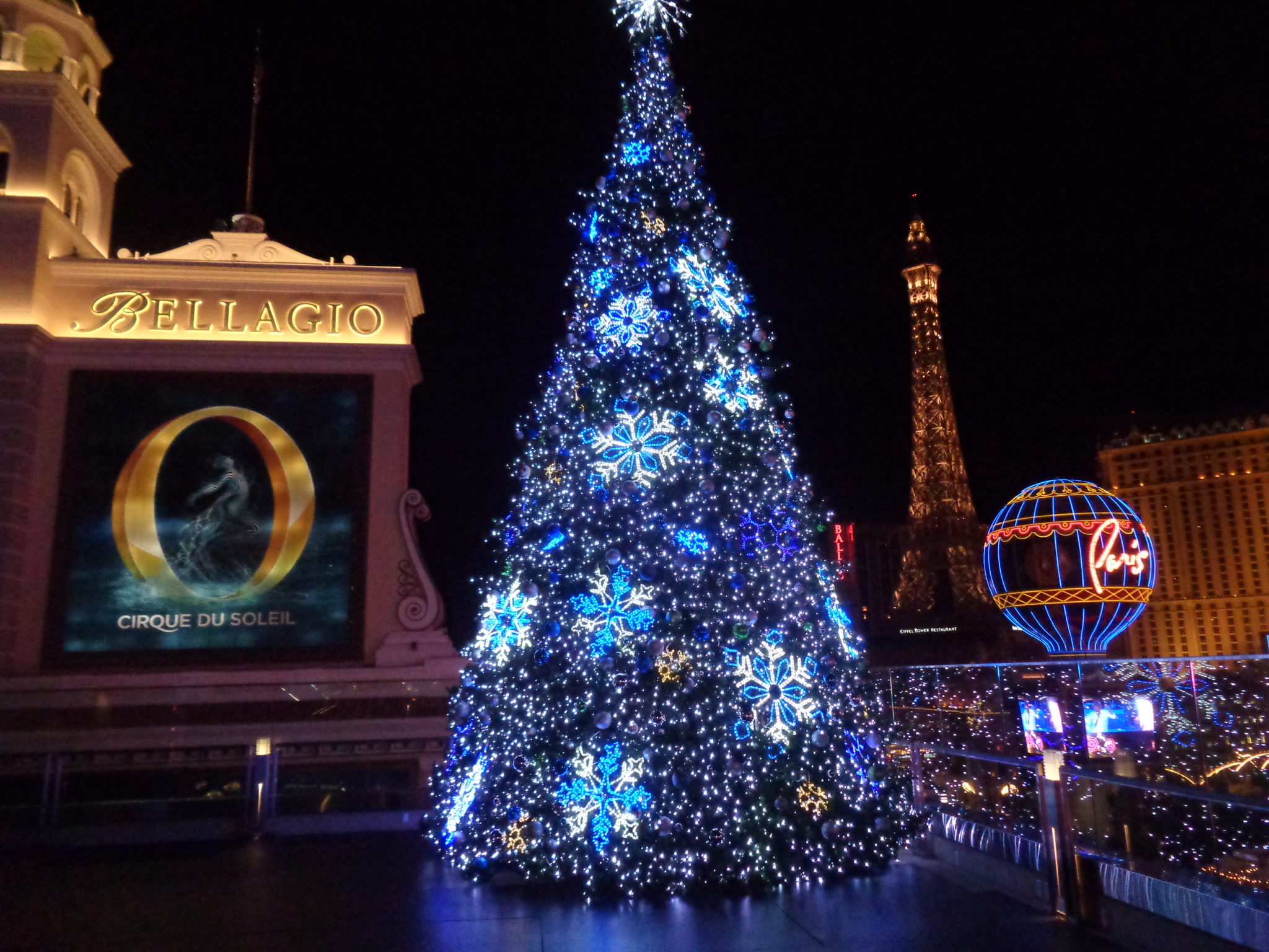 Las Vegas Hotel Casinos Christmas &amp; Holiday Displays 2019 | VegasChanges